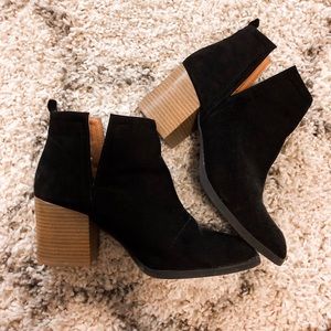 Pointed booties black